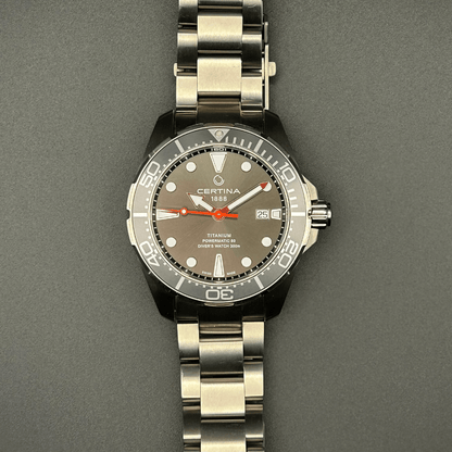 Certina DS Action Diver Titanium grijs met rode seconde wijzer
